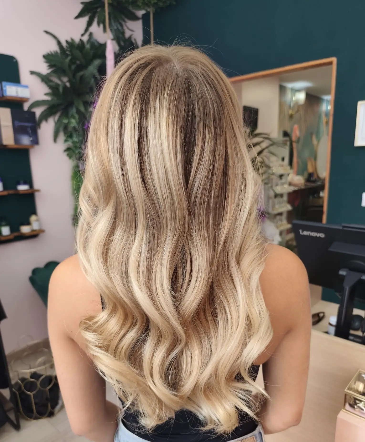 Balayage biondo su capelli lunghi con onde