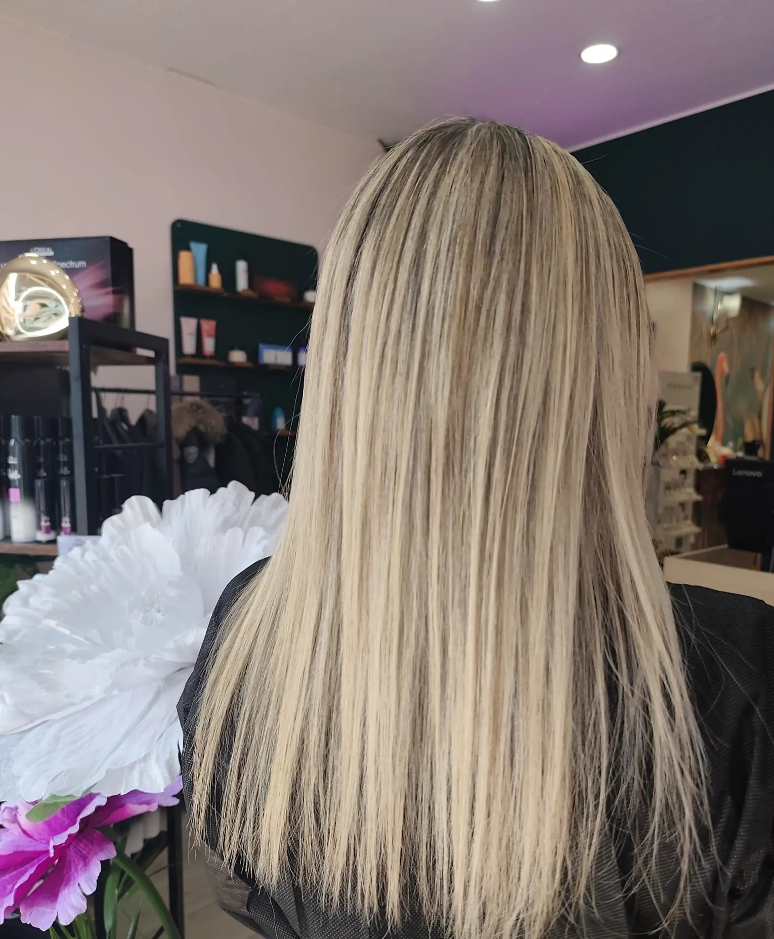 Capelli lunghi lisci e lucidi con riflessi biondi