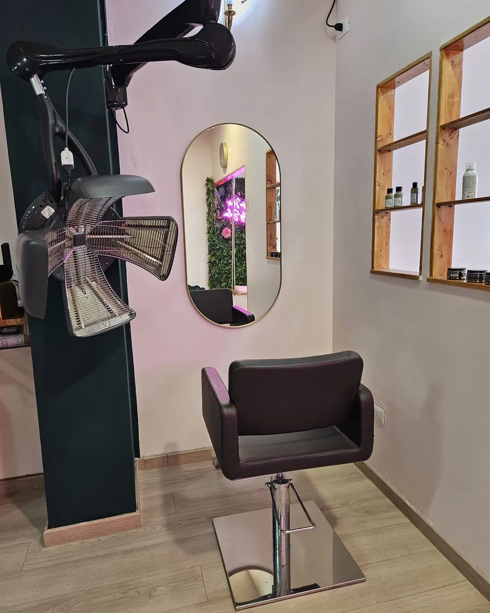 Una postazione con lo specchio ovale e il neon riflesso